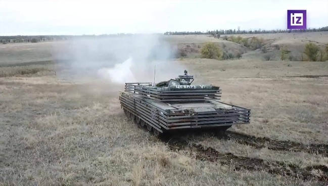反坦克导弹逼疯俄军，T80坦克装满“防盗窗”