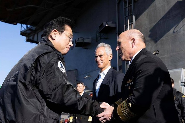日首相登上美国航母参观，询问中国航母战力