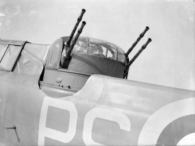 英国奇葩战斗机，机枪放在后座专打咬尾敌机