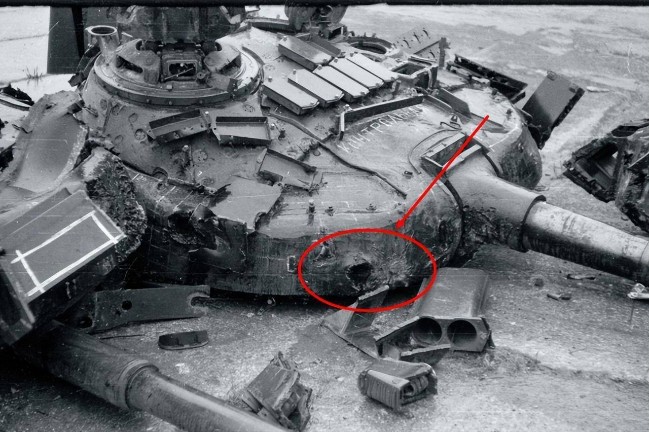 俄军T72B正面装甲一个大洞，殉爆掀翻炮塔