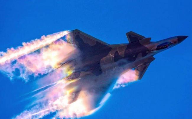 美模拟F-22近战歼-20 五代机还需要航炮吗？
