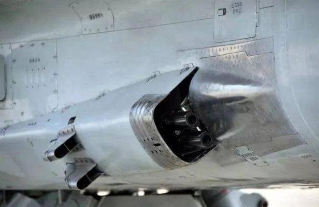美模拟F-22近战歼-20 五代机还需要航炮吗？