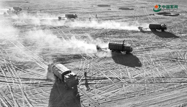 空降兵进驻大漠戈壁开展跨昼夜火力打击考核