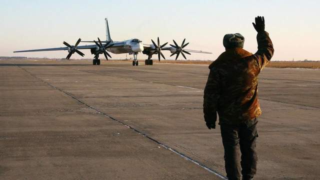 不明无人机命中俄基地 多架宝贵轰炸机受损