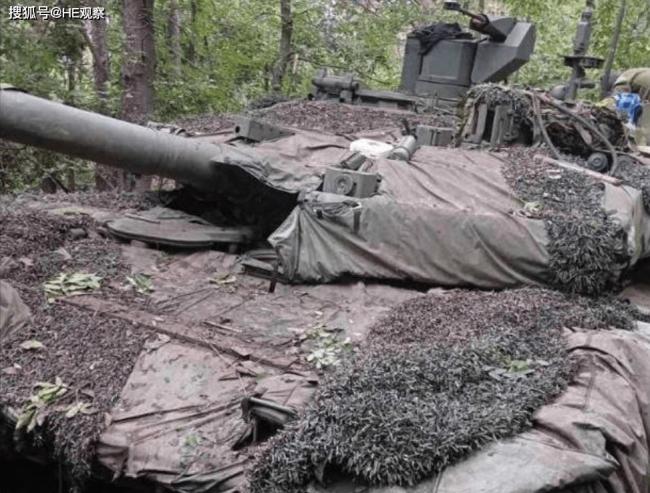 乌军缴获第2辆T-90M 疑似被“海马斯”打瘫