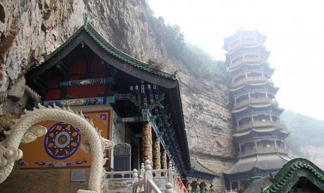 山西藏在石缝中的古寺 供奉全球最多的肉身菩萨
