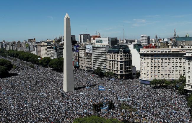 阿根廷400万人庆功 梅西等人由直升机救走