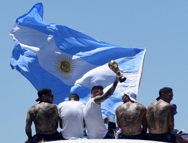 阿根廷400万人庆功 梅西等人由直升机救走