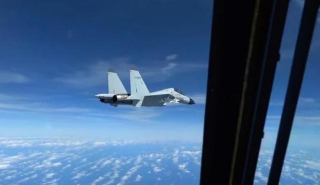中美军机南海“斗机”：互播30秒危险接近视频