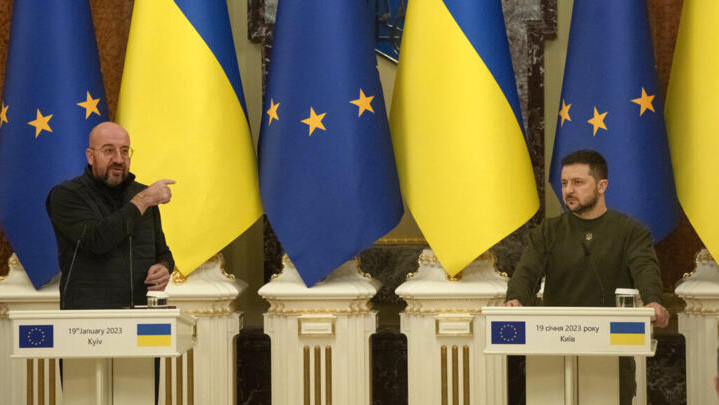 欧洲理事会主席米歇尔（左）和乌克兰总统泽连斯基出席新闻发布会。2023年1月19日星期四基辅