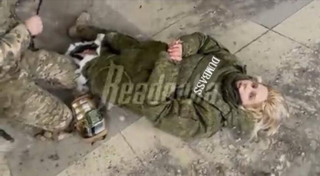 俄记者与俄军正拍摄宣传片 遭乌军炮击倒地哀嚎