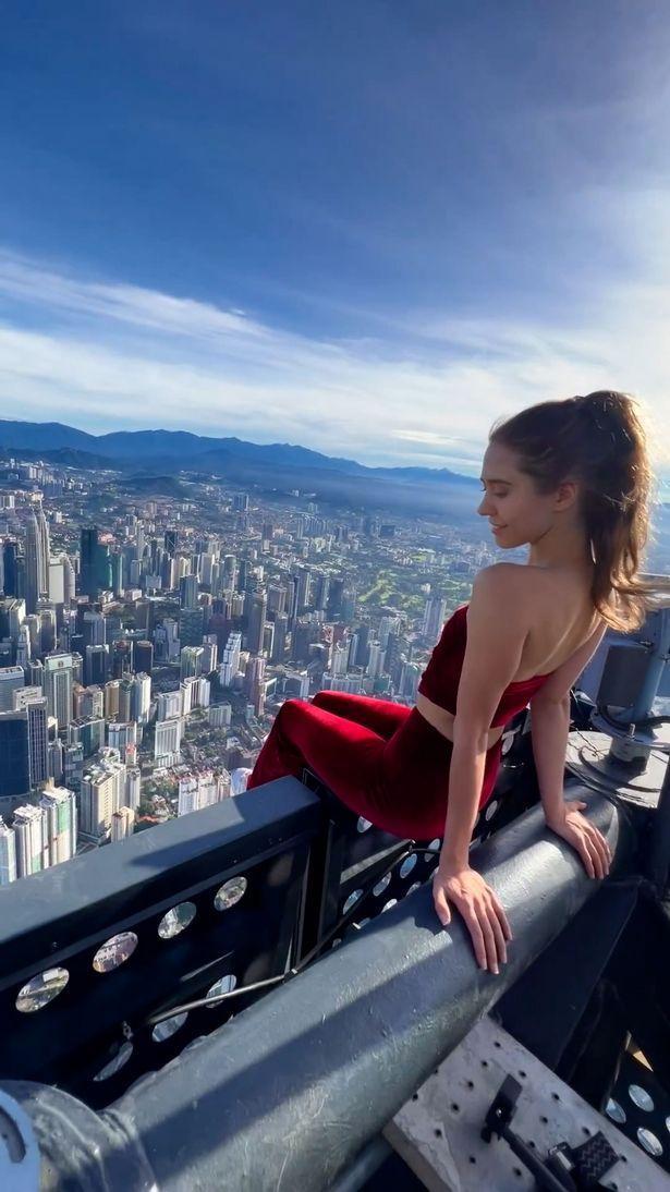 美女挑战高空拍照走红 在世界第二高楼翩翩起舞