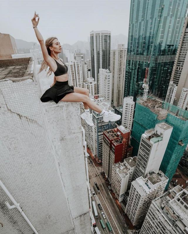 美女挑战高空拍照走红 在世界第二高楼翩翩起舞