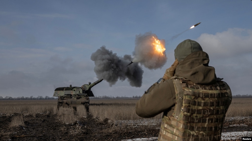 乌克兰军队在顿涅茨克地区向俄罗斯军队发射德国制造的自行榴弹炮。（2023年2月5日）