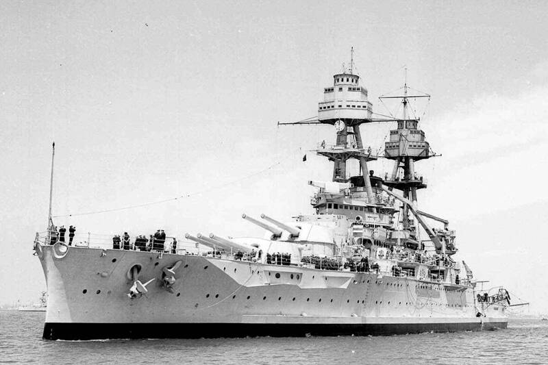在珍珠港被击沉的奥克拉荷马号战舰原貌。（美联社）