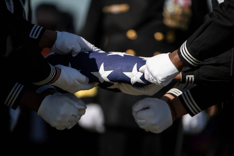 二戰珍珠港陣亡海軍施密特（Herman Schmidt）被確認身分，本月23日以全套軍事榮譽安葬。（圖擷自Arlington National Cemetery）