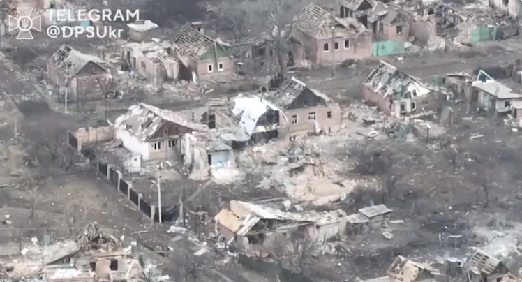 房屋建物幾乎已經全遭毀滅的烏東頓內茨克州城鎮巴赫穆特。   圖：翻攝@albafella1推特