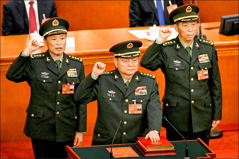 中國方面最新委任中央軍事委員會裝備發展部前部長李尚福（右）為國防部長，且其在國務委員的排名中高於公安部長，外界分析是「向美國示威」。（路透資料照）
