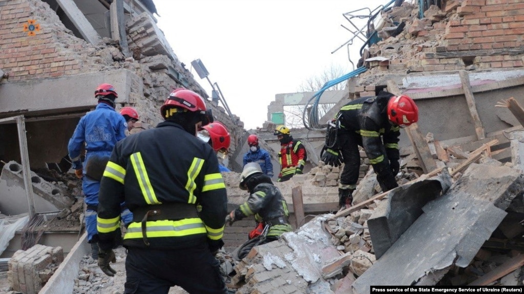 乌克兰救援人员在基辅被俄罗斯无人机炸毁的建筑中寻找幸存者。（2023年3月22日）