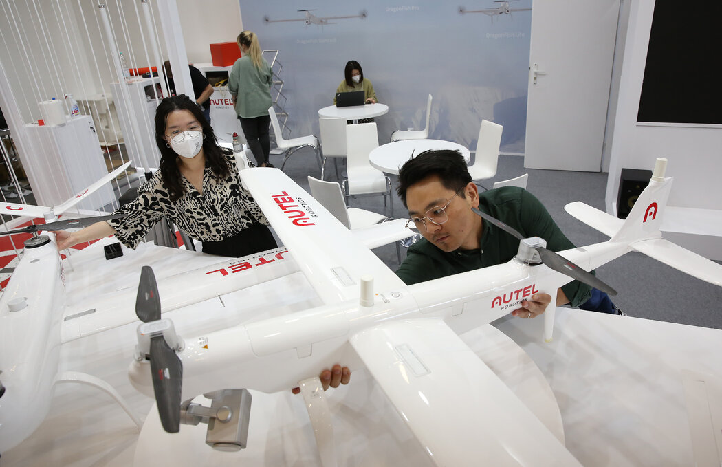 员工在柏林电子消费产品交易会上组装道通智能龙鱼系列无人机，摄于去年9月。