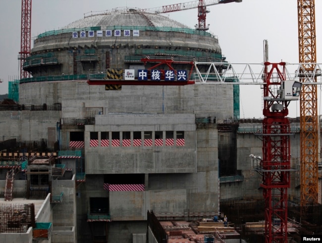 资料照：广东省台山核电站的一个核反应堆正在建设中。（2013年10月17日）