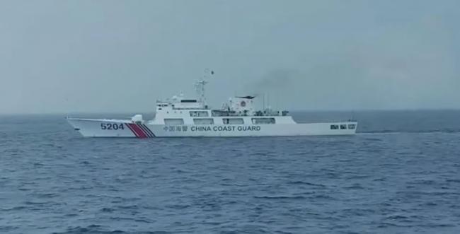 糗炸了！不敢撞菲船  中国海警船遭3巡逻舰包围
