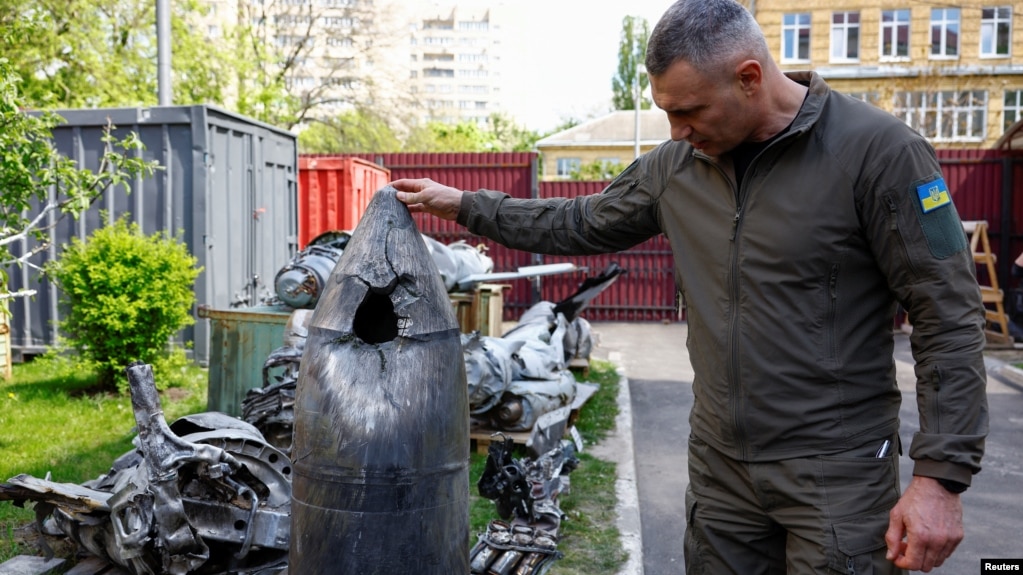 乌克兰基辅市长维塔利·克利奇科（Vitalii Klitschko）在查看被乌军击落的俄罗斯高超音速“匕首”导弹的残骸碎片。（2023年5月12日）