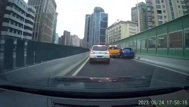 上海两车史诗级斗气视频曝光 谁之过？