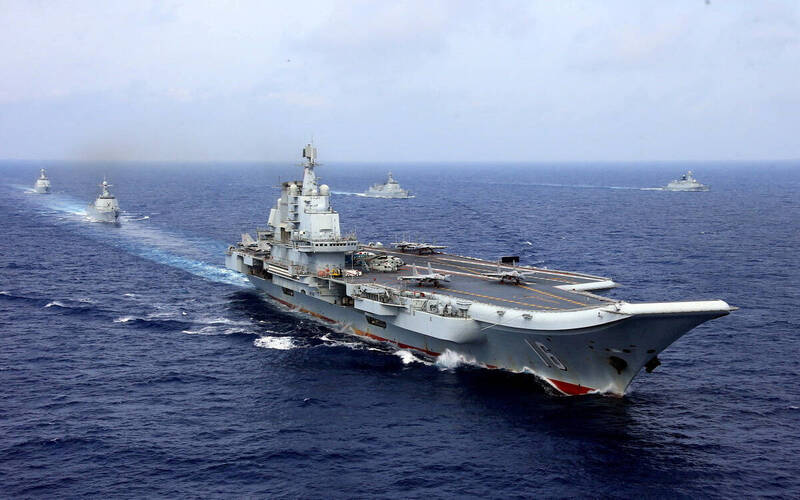 中國海軍航空母艦遼寧號在西太平洋舉行軍演。（路透）