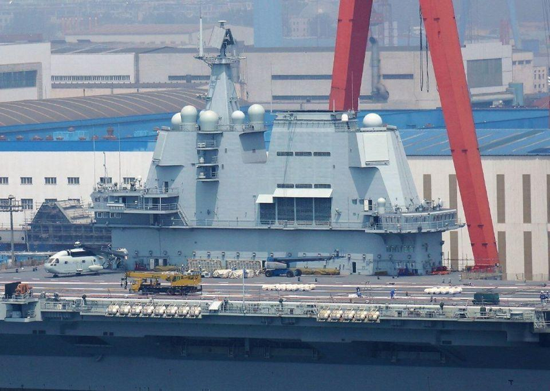 中国海军第一艘平甲板、具备三条电磁弹射器的大型航空母舰「福建号」。（取材自微博）