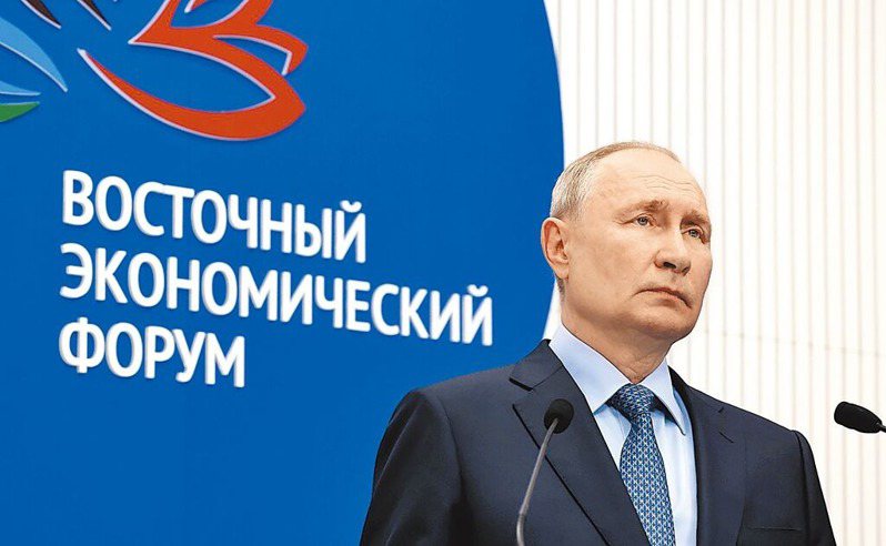 俄羅斯總統普亭在海參崴東方經濟論壇指出，俄軍兵員一年增加超過50萬人，並批評西方援烏拖延戰事。（取材自俄羅斯總統府官網）