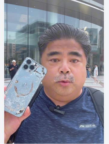 中国知名演员怒砸苹果手机：不再购买