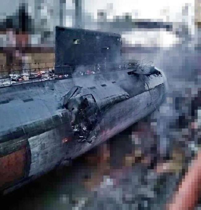 太惨！俄潜艇“战损照”曝光 乌军用了什么魔法