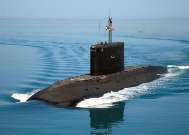 太惨！俄潜艇“战损照”曝光 乌军用了什么魔法