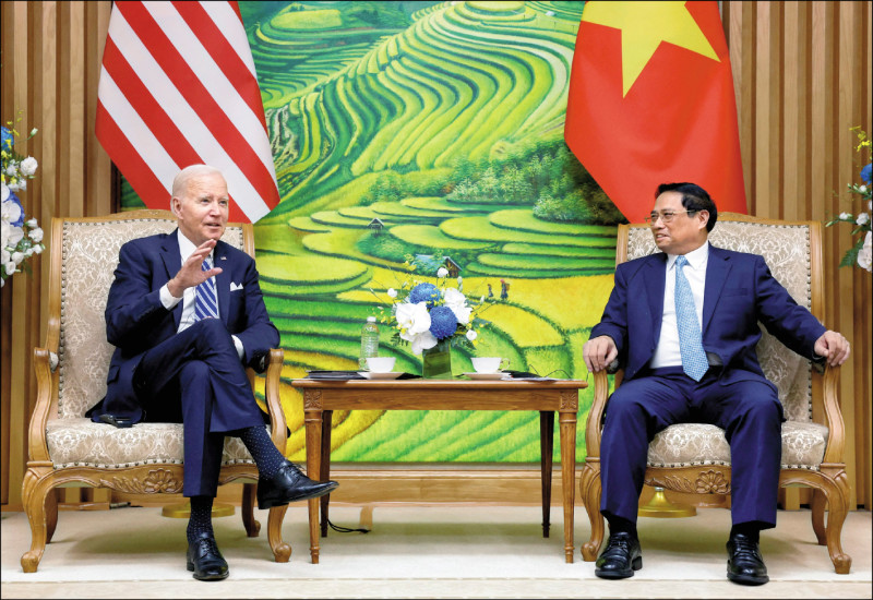 美越正洽談兩國史上最大規模軍售案，圖為美國總統拜登本月11日訪越，與越南總理范明正晤談。（路透檔案照）