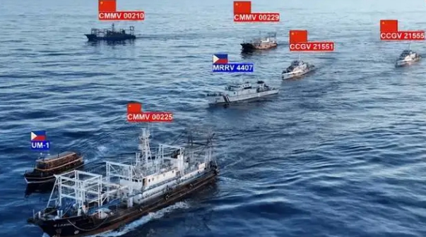 前往仁愛礁的菲律賓船隻遭到大批中國艦艇和船隻包圍。   圖 : 翻攝自石江月
