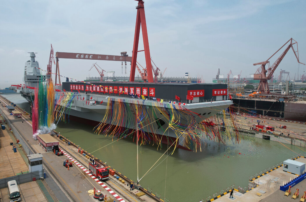 上周五，中国第三艘航母福建舰在上海的一个造船厂举行了下水仪式。