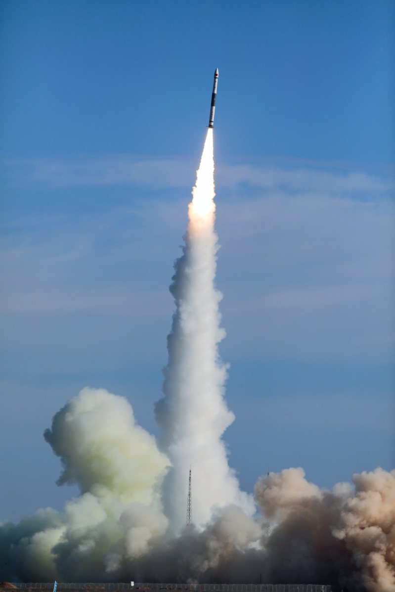 中国在酒泉卫星发射中心使用快舟一号甲运载火箭，成功将天行一号02星发射升空。 （中新社）