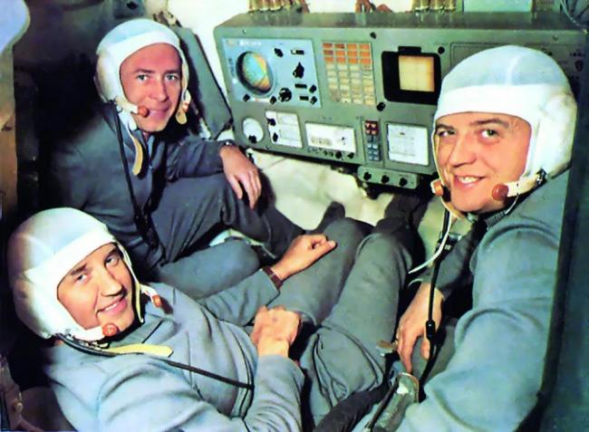苏联飞船返回地球，舱门打开3名宇航员已经死亡