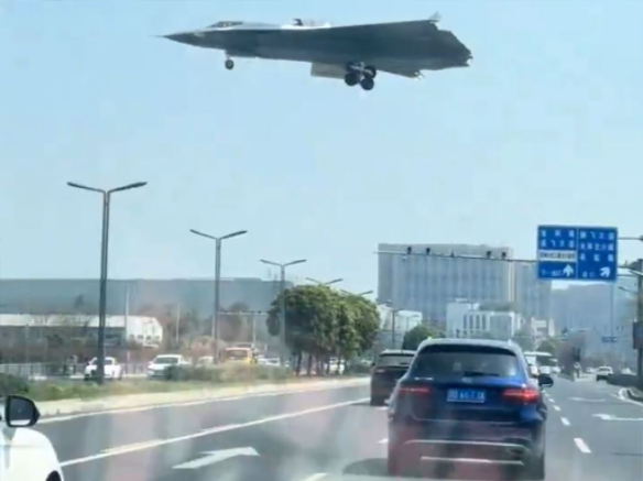 歼-36战机公路低空飞越 网疯传惊呆了 歼-36战机公路低空飞越 网疯传惊呆了