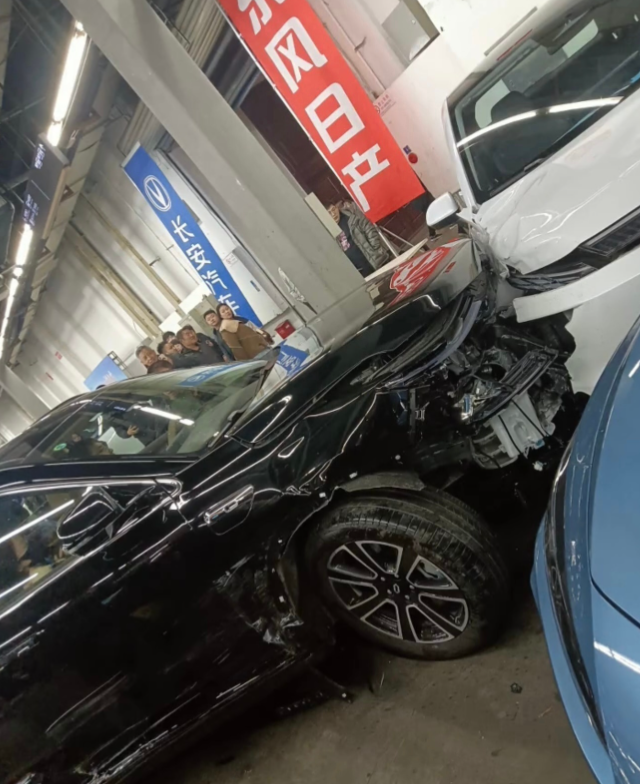 华为问界M7车展中失控爆冲 中国网友狠酸 华为问界M7车展中失控爆冲 中国网友狠酸