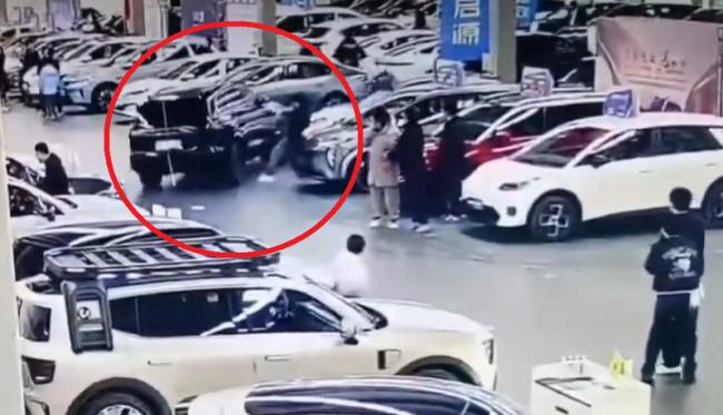 华为问界M7车展中失控爆冲 中国网友狠酸 华为问界M7车展中失控爆冲 中国网友狠酸