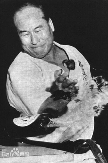 全球拳头力量最恐怖的人:击倒47头牛 4头当场死亡 全球拳头力量最恐怖的人:击倒47头牛 4头当场死亡