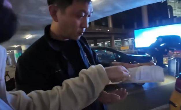 美国博主第一次来中国后直言:到处充满“危险” 美国博主第一次来中国后直言:到处充满“危险”