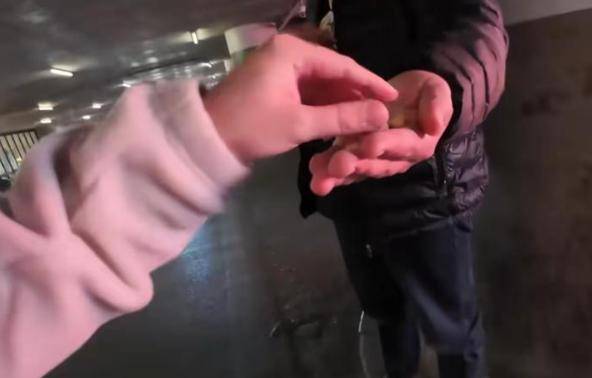 美国博主第一次来中国后直言:到处充满“危险” 美国博主第一次来中国后直言:到处充满“危险”