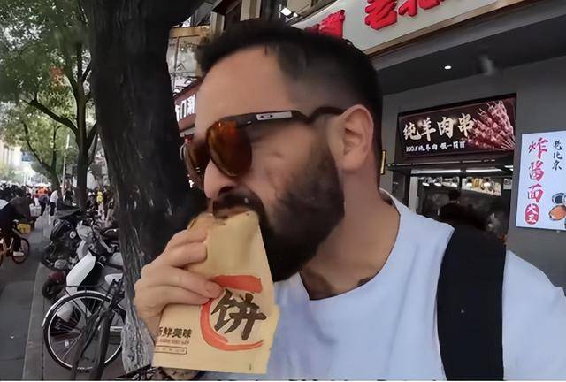 美国博主第一次来中国后直言:到处充满“危险” 美国博主第一次来中国后直言:到处充满“危险”