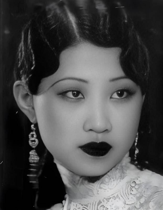 赵一荻有多美?16岁时在香山留影,美若天仙 赵一荻有多美?16岁时在香山留影,美若天仙