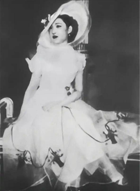 赵一荻有多美?16岁时在香山留影,美若天仙 赵一荻有多美?16岁时在香山留影,美若天仙