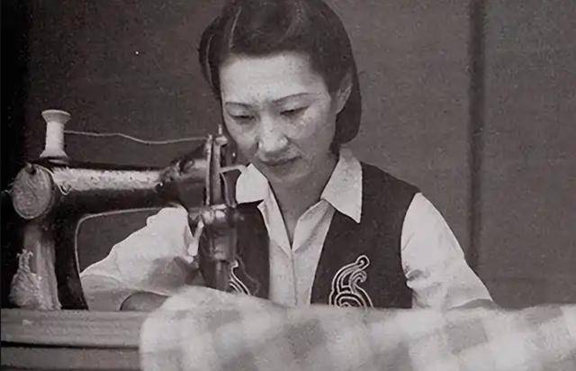 赵一荻有多美?16岁时在香山留影,美若天仙 赵一荻有多美?16岁时在香山留影,美若天仙