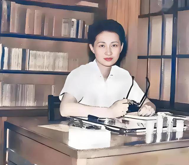 赵一荻有多美?16岁时在香山留影,美若天仙 赵一荻有多美?16岁时在香山留影,美若天仙